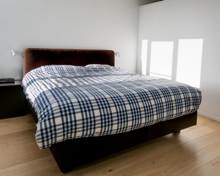 Slaapkamer in half massief Europees eiken parket / toplaag 4mm in 2e keuze eik Plankbreedte 18cm / V-voeg aan langszijden / geoliede afwerking (Brut Look)