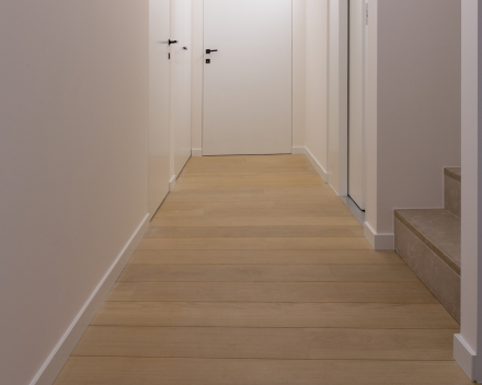 Project Knokke: Half-massieve Europese eik in 1e keus KVK-Dos / 20cm breed / U-voeg / Gebleekte eik (olie)